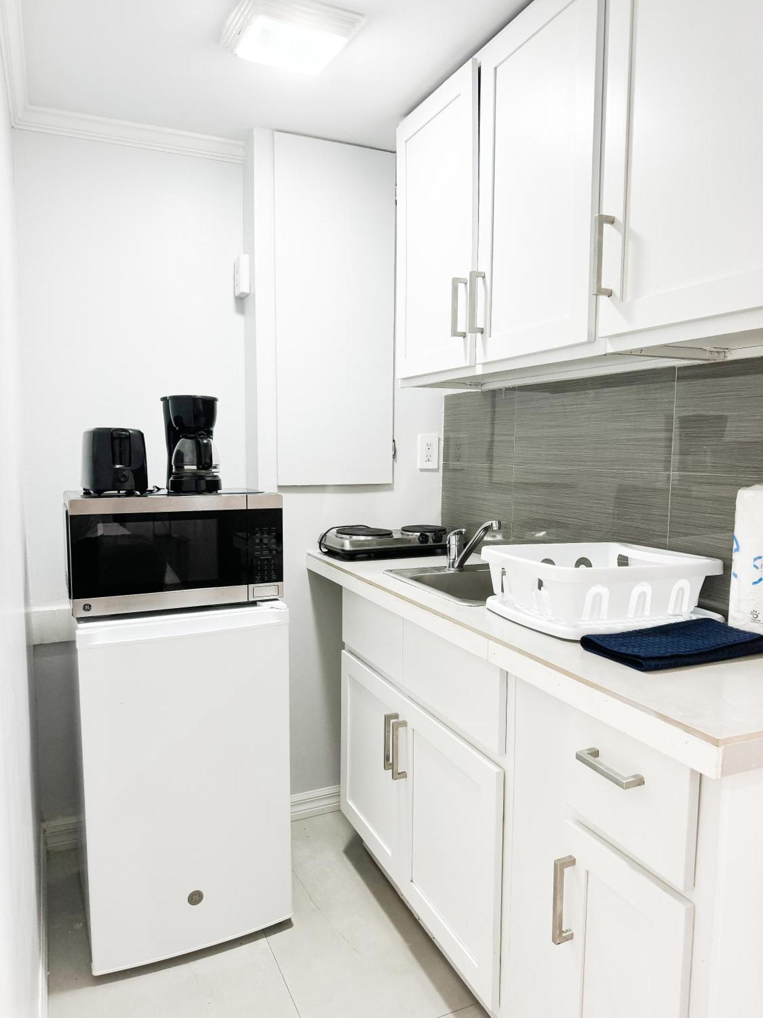 Studio, 100 Feet From The Beach 拿骚 外观 照片