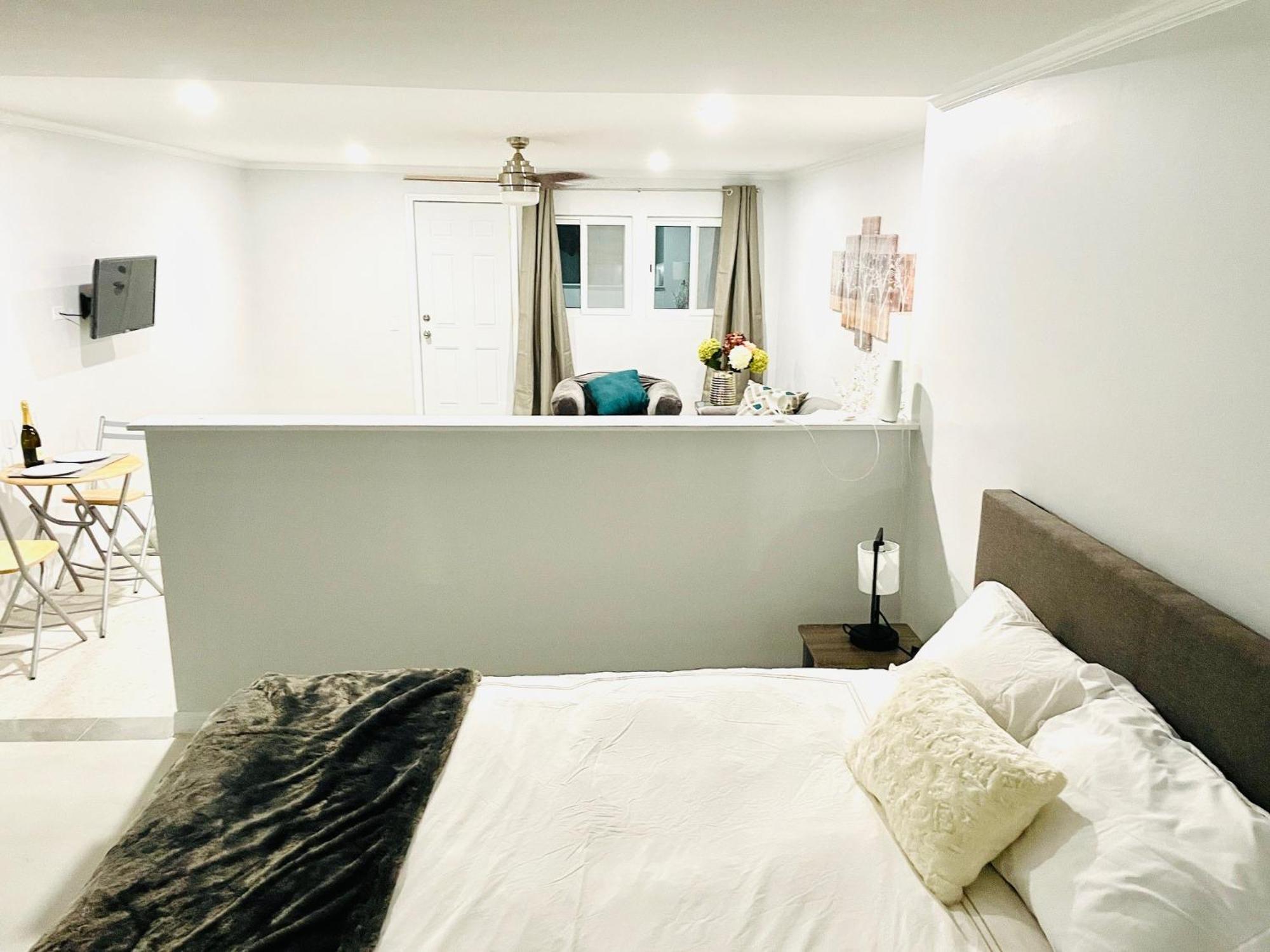 Studio, 100 Feet From The Beach 拿骚 外观 照片
