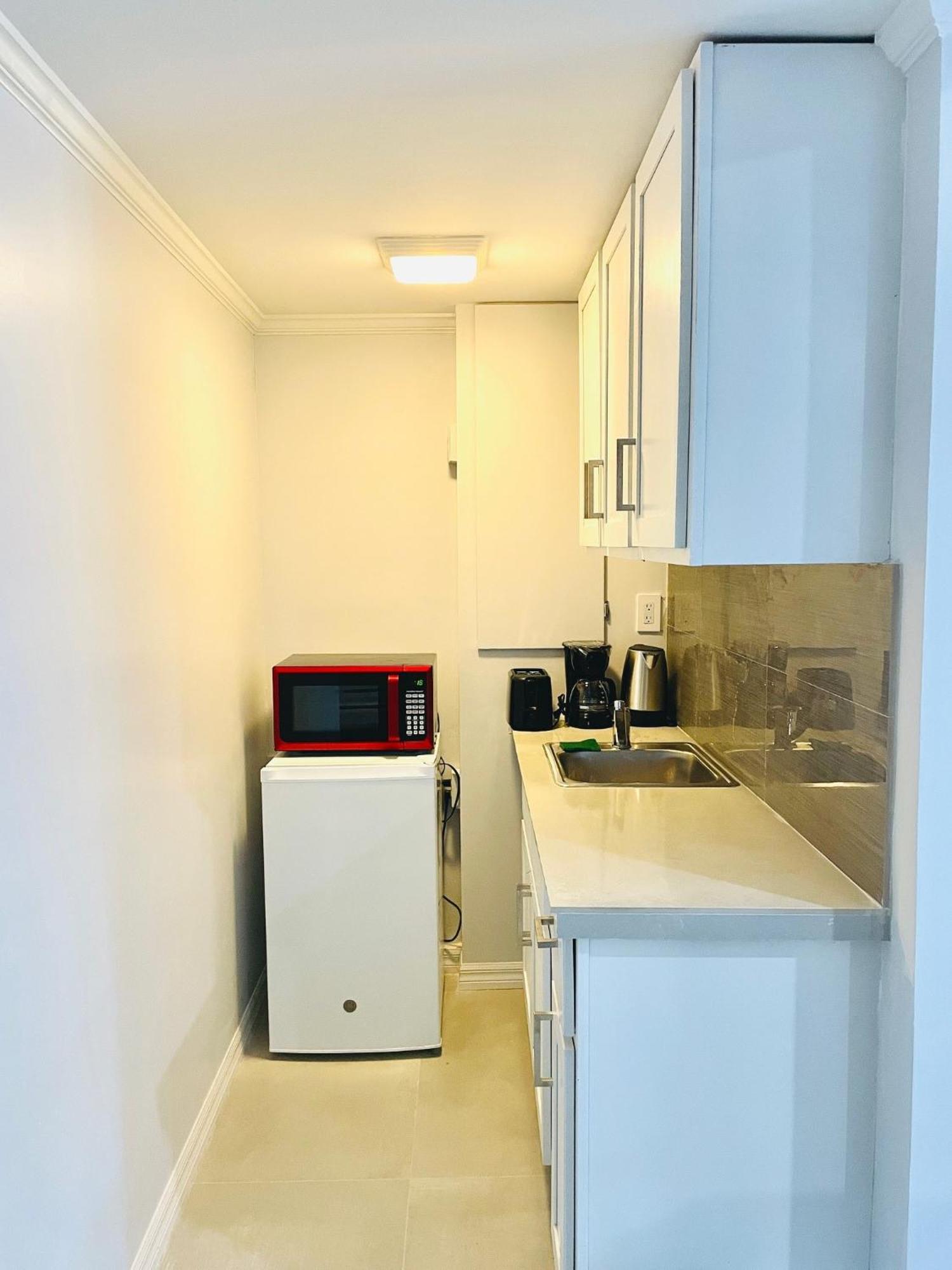Studio, 100 Feet From The Beach 拿骚 外观 照片